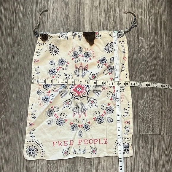 Free People 💝 10/$10 💝 Drawstring Bag with Bohemian Print - Picture 3 of 8